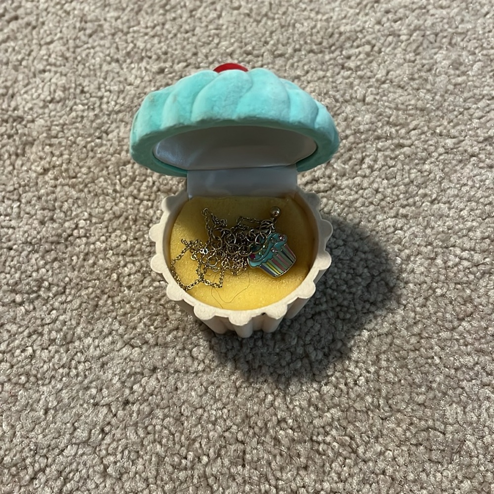 A beautiful cupcake necklace with the cupcake shaped box - Picture 2 of 5